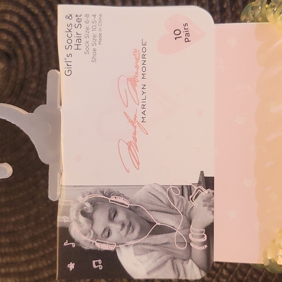 Marilyn Monroe Girl's Socks & Hair Set - Picture 3 of 6